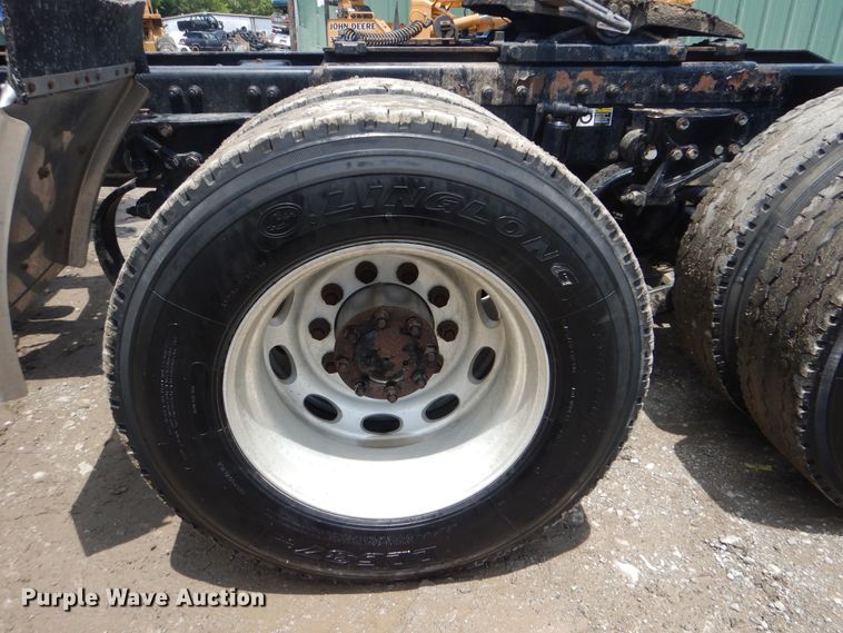 image for item HJ9803 2007 Peterbilt 387  semi truck