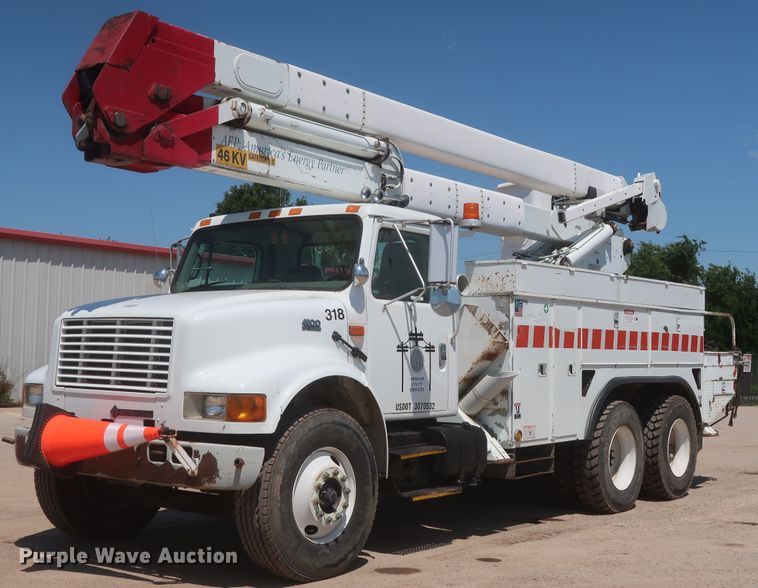 image for item HS9558 2000 International 4900  bucket truck