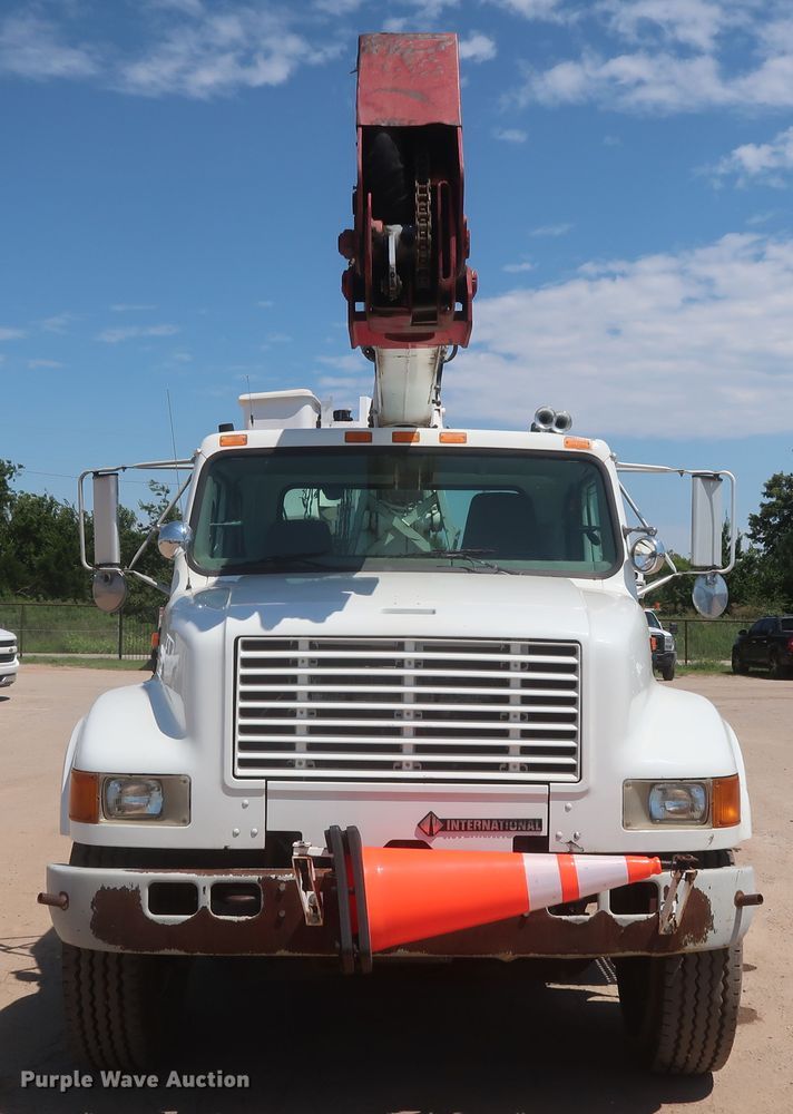 image for item HS9558 2000 International 4900  bucket truck