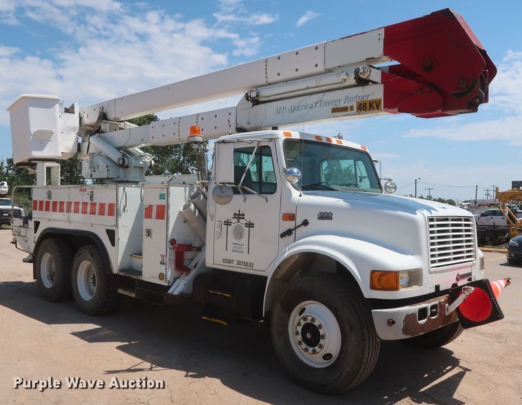 image for item HS9558 2000 International 4900  bucket truck