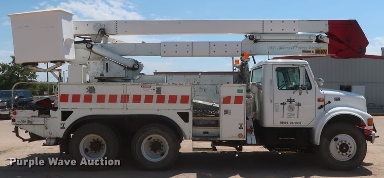 image for item HS9558 2000 International 4900  bucket truck