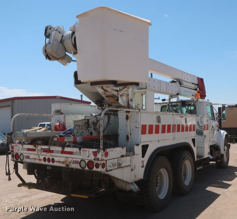 image for item HS9558 2000 International 4900  bucket truck