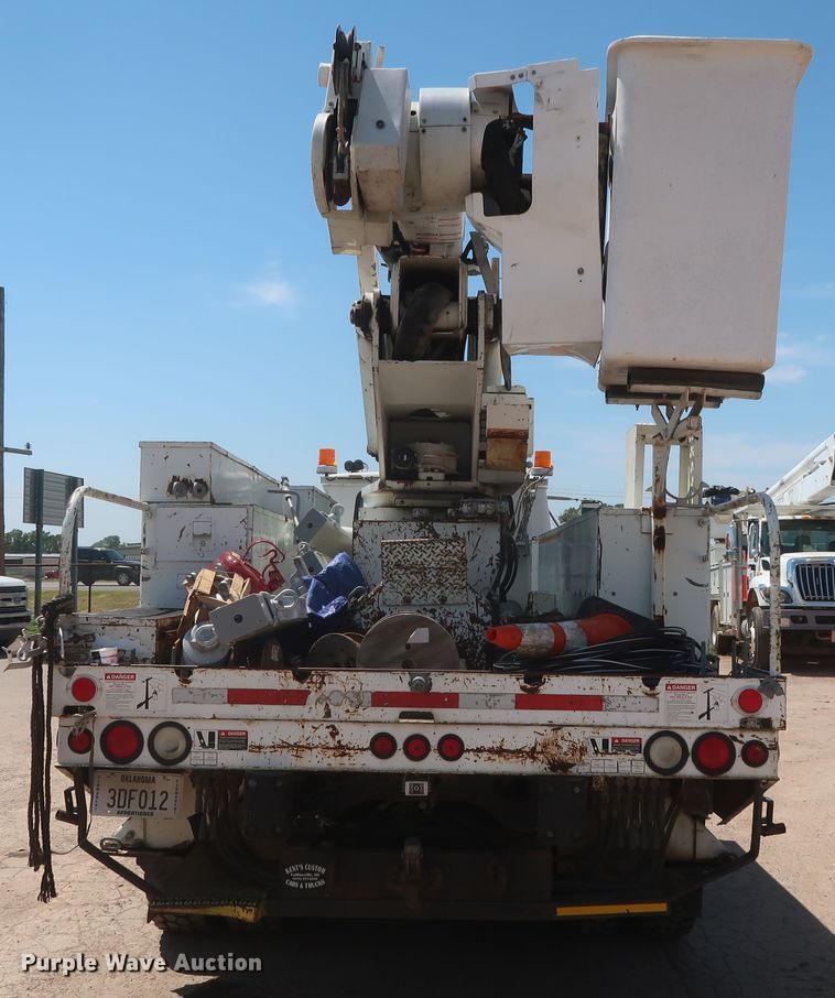 image for item HS9558 2000 International 4900  bucket truck