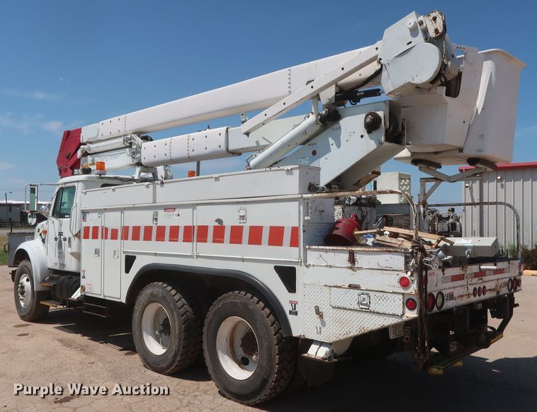 image for item HS9558 2000 International 4900  bucket truck