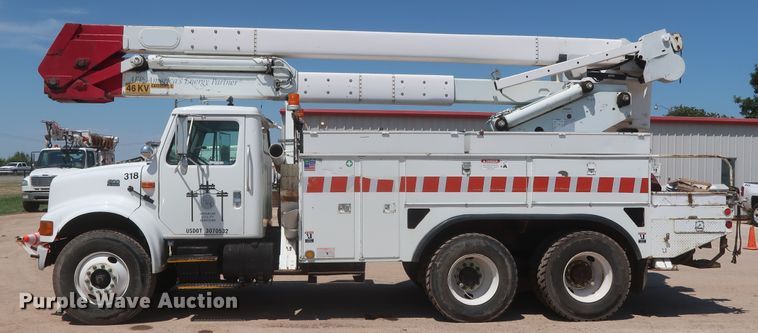 image for item HS9558 2000 International 4900  bucket truck