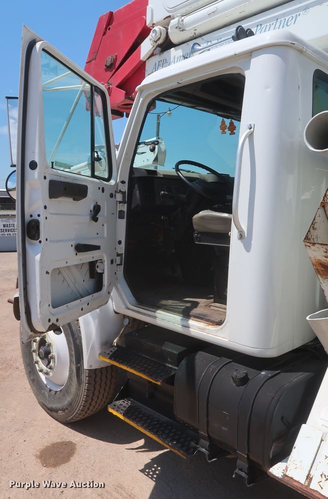 image for item HS9558 2000 International 4900  bucket truck