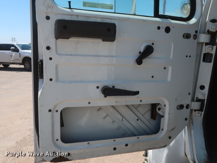 image for item HS9558 2000 International 4900  bucket truck