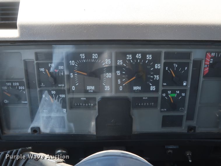 image for item HS9558 2000 International 4900  bucket truck