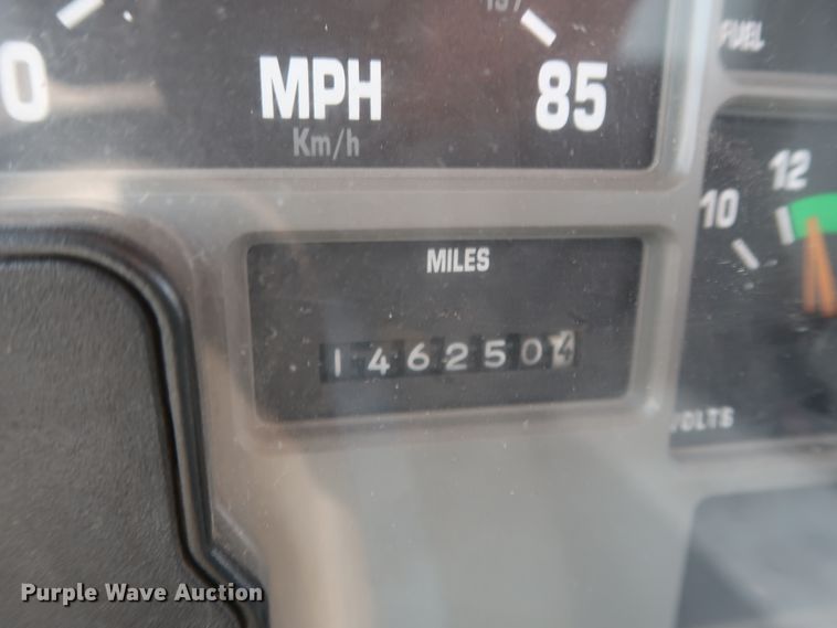 image for item HS9558 2000 International 4900  bucket truck