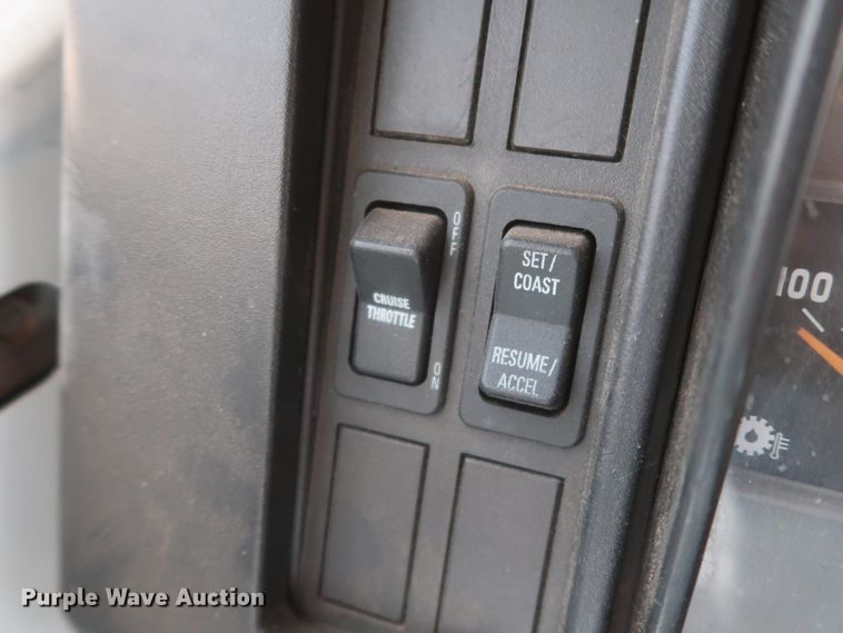 image for item HS9558 2000 International 4900  bucket truck