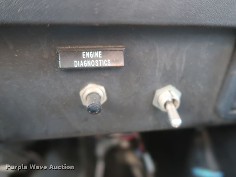 image for item HS9558 2000 International 4900  bucket truck