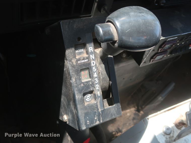 image for item HS9558 2000 International 4900  bucket truck