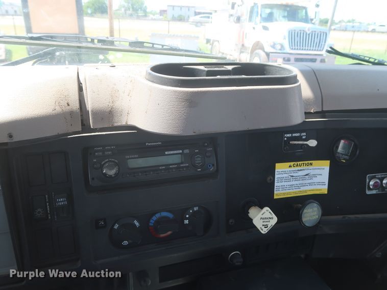 image for item HS9558 2000 International 4900  bucket truck