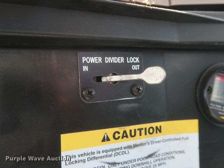 image for item HS9558 2000 International 4900  bucket truck