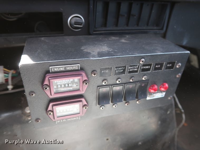 image for item HS9558 2000 International 4900  bucket truck