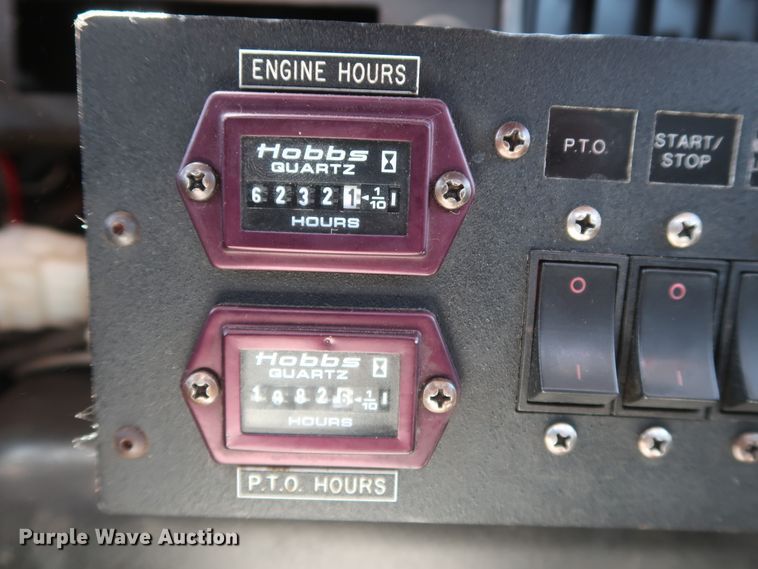 image for item HS9558 2000 International 4900  bucket truck