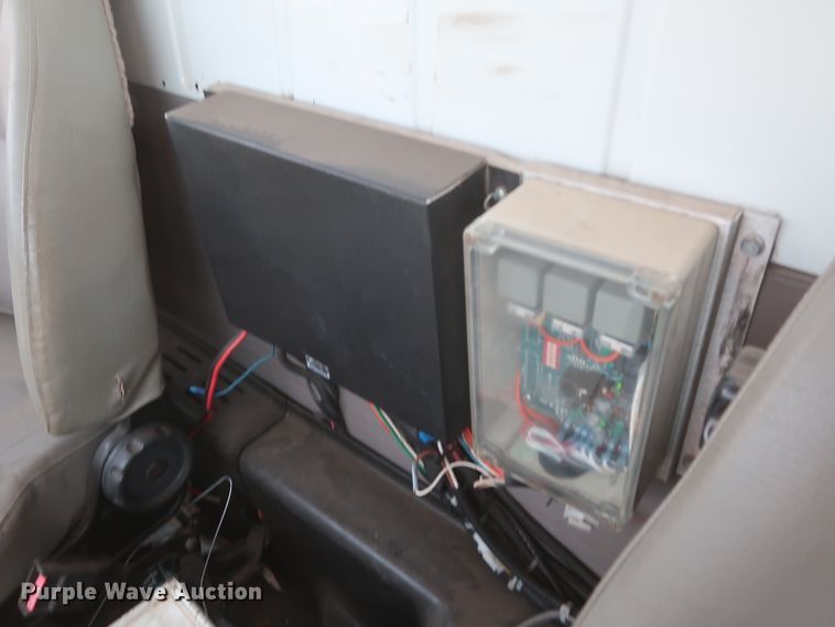 image for item HS9558 2000 International 4900  bucket truck