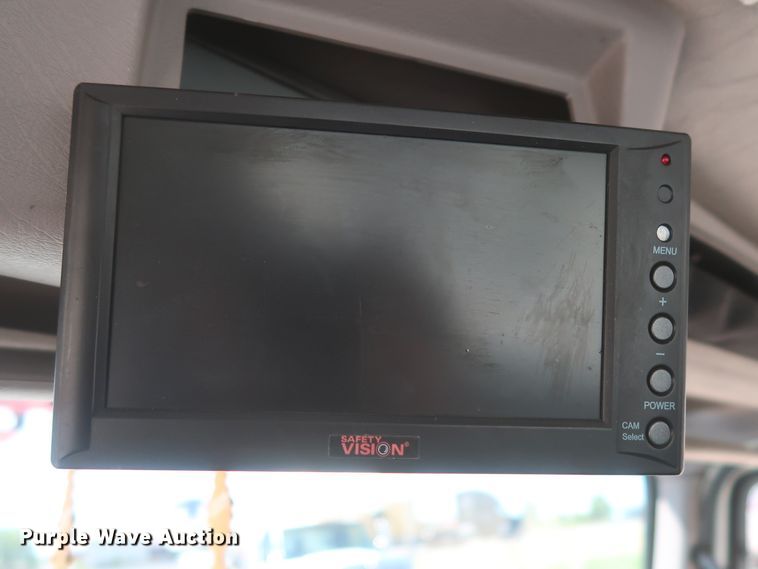 image for item HS9558 2000 International 4900  bucket truck