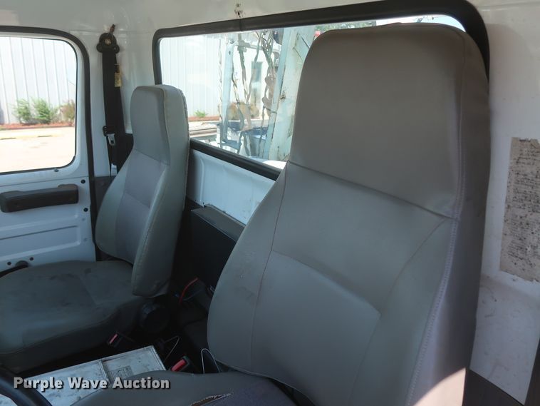 image for item HS9558 2000 International 4900  bucket truck