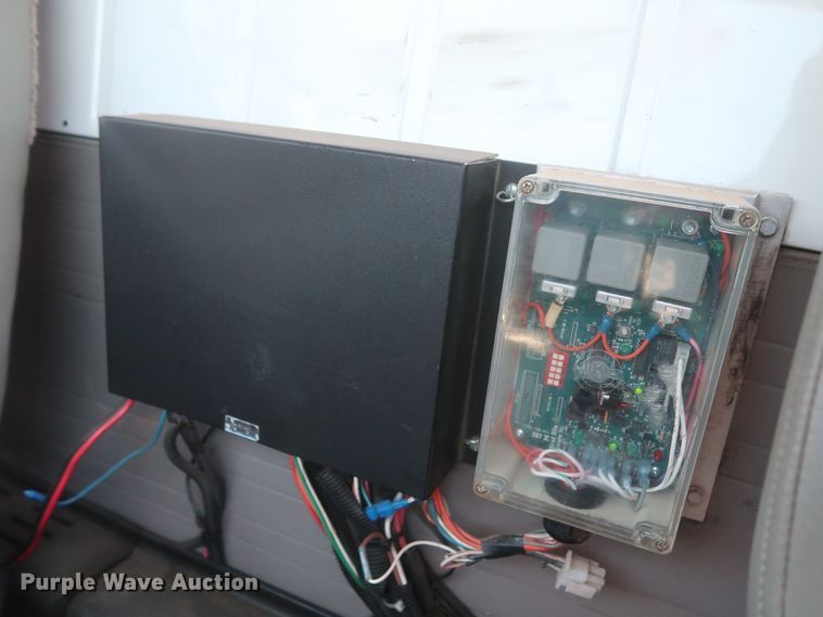 image for item HS9558 2000 International 4900  bucket truck