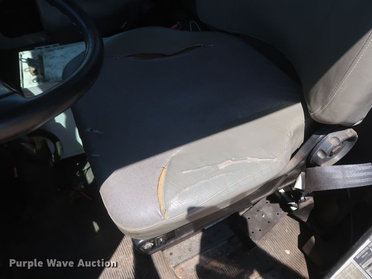 image for item HS9558 2000 International 4900  bucket truck