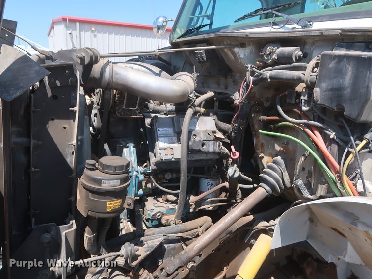 image for item HS9558 2000 International 4900  bucket truck