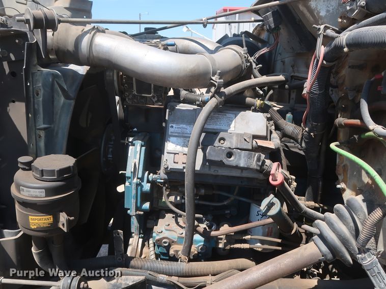 image for item HS9558 2000 International 4900  bucket truck