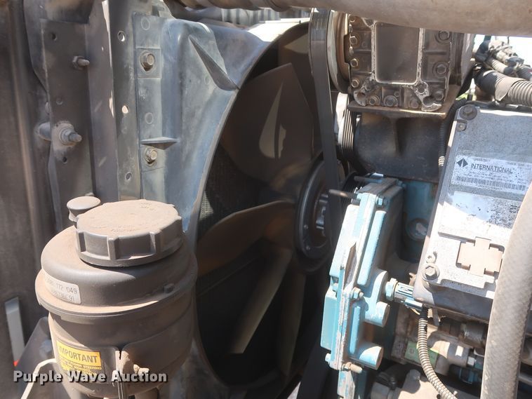 image for item HS9558 2000 International 4900  bucket truck