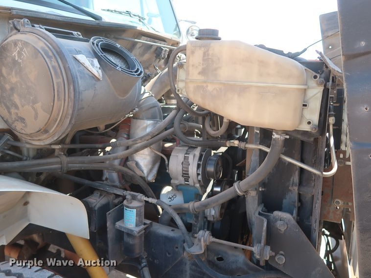 image for item HS9558 2000 International 4900  bucket truck