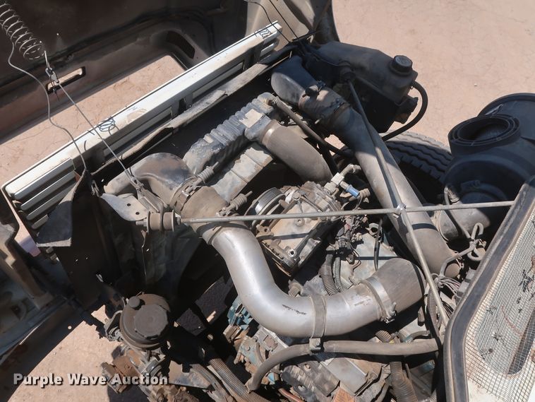 image for item HS9558 2000 International 4900  bucket truck