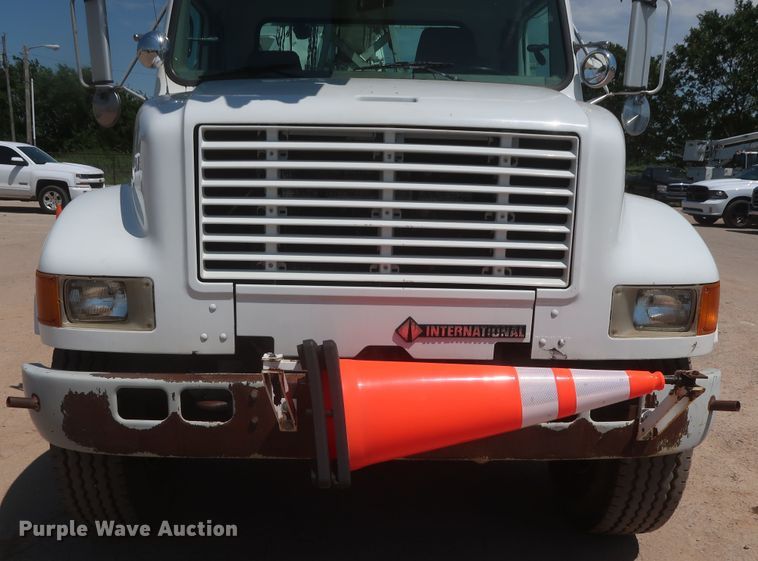 image for item HS9558 2000 International 4900  bucket truck