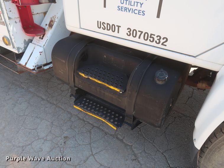 image for item HS9558 2000 International 4900  bucket truck