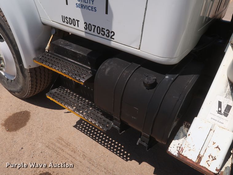 image for item HS9558 2000 International 4900  bucket truck