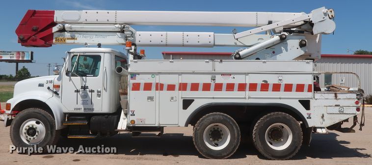 image for item HS9558 2000 International 4900  bucket truck
