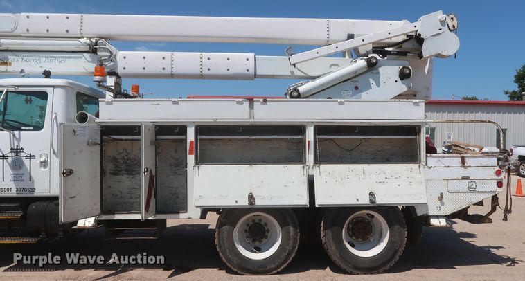 image for item HS9558 2000 International 4900  bucket truck