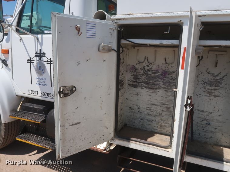 image for item HS9558 2000 International 4900  bucket truck