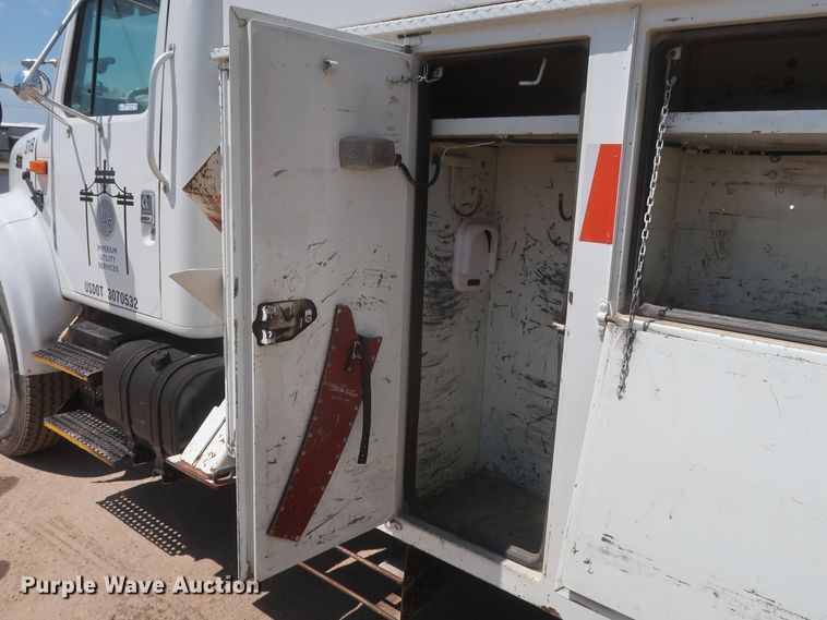 image for item HS9558 2000 International 4900  bucket truck