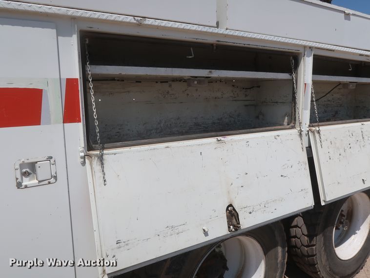 image for item HS9558 2000 International 4900  bucket truck