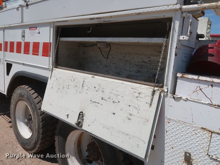 image for item HS9558 2000 International 4900  bucket truck