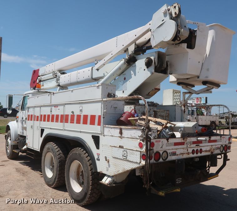 image for item HS9558 2000 International 4900  bucket truck
