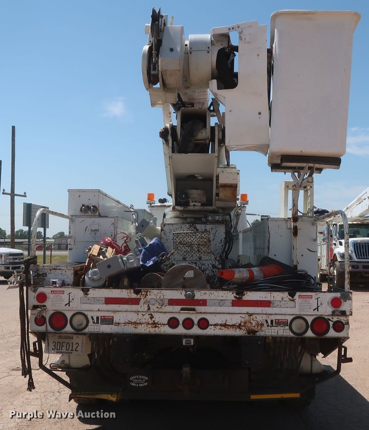 image for item HS9558 2000 International 4900  bucket truck