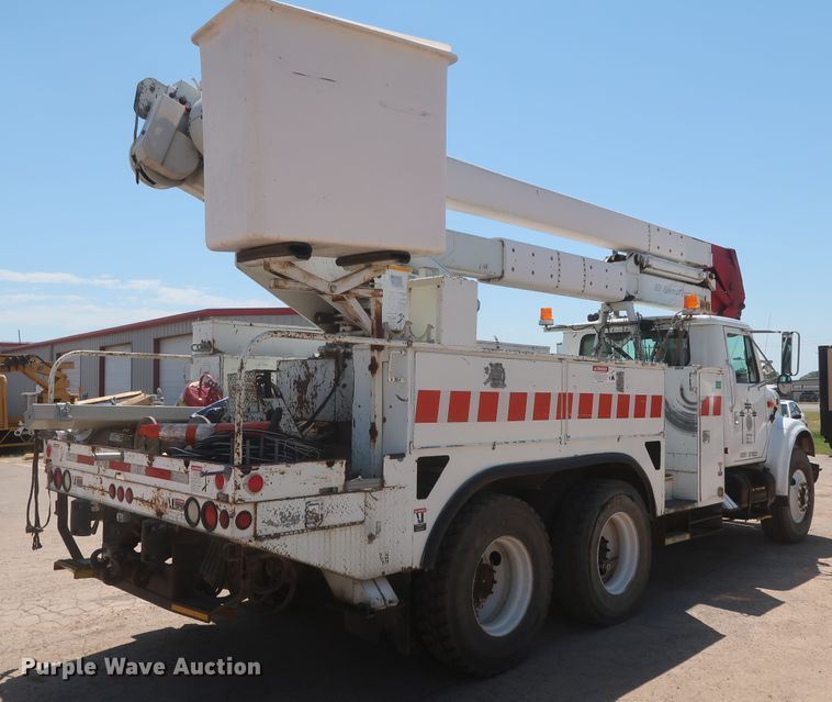 image for item HS9558 2000 International 4900  bucket truck