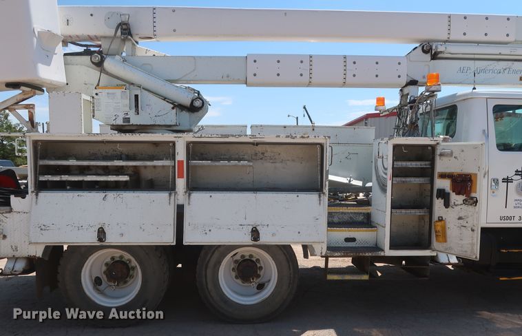 image for item HS9558 2000 International 4900  bucket truck