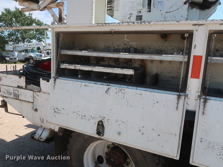 image for item HS9558 2000 International 4900  bucket truck