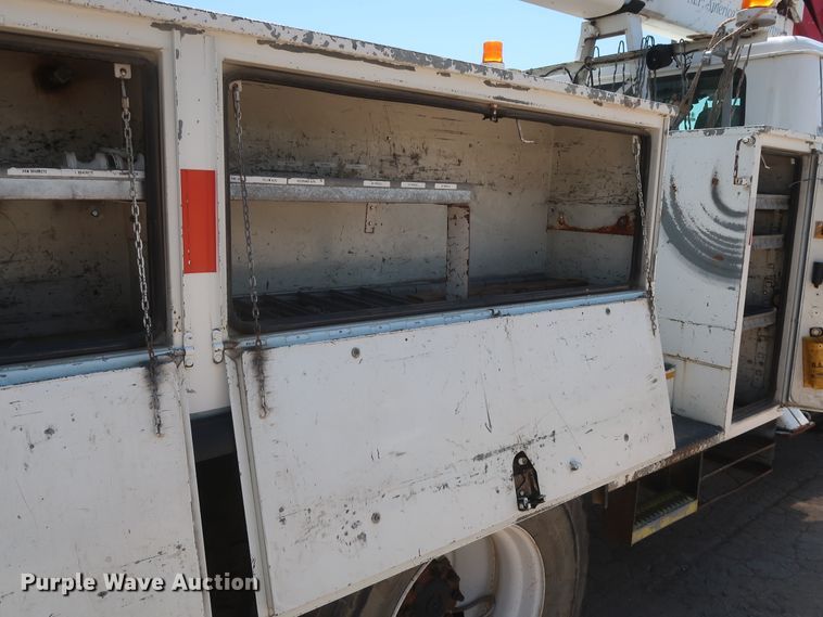 image for item HS9558 2000 International 4900  bucket truck