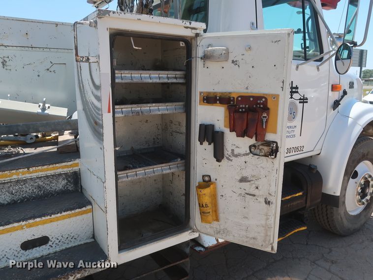 image for item HS9558 2000 International 4900  bucket truck