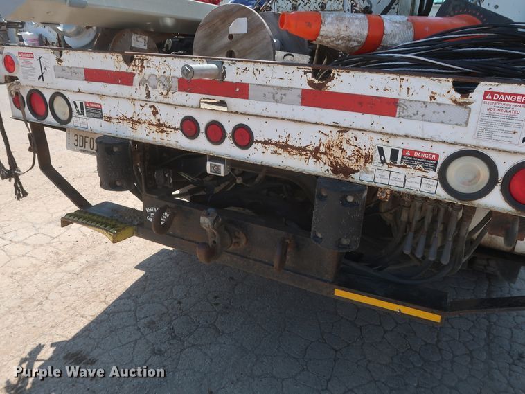 image for item HS9558 2000 International 4900  bucket truck