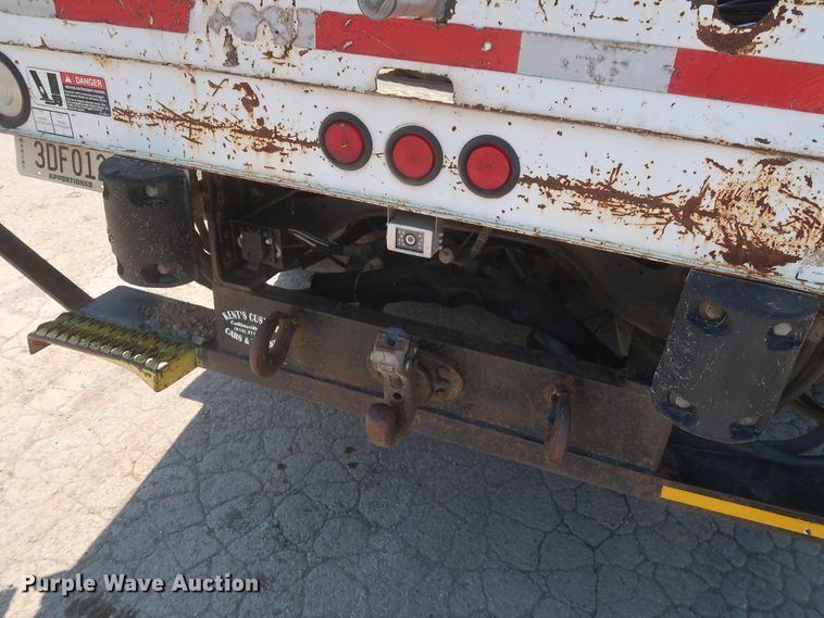 image for item HS9558 2000 International 4900  bucket truck