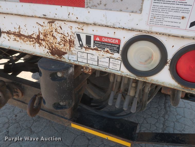 image for item HS9558 2000 International 4900  bucket truck