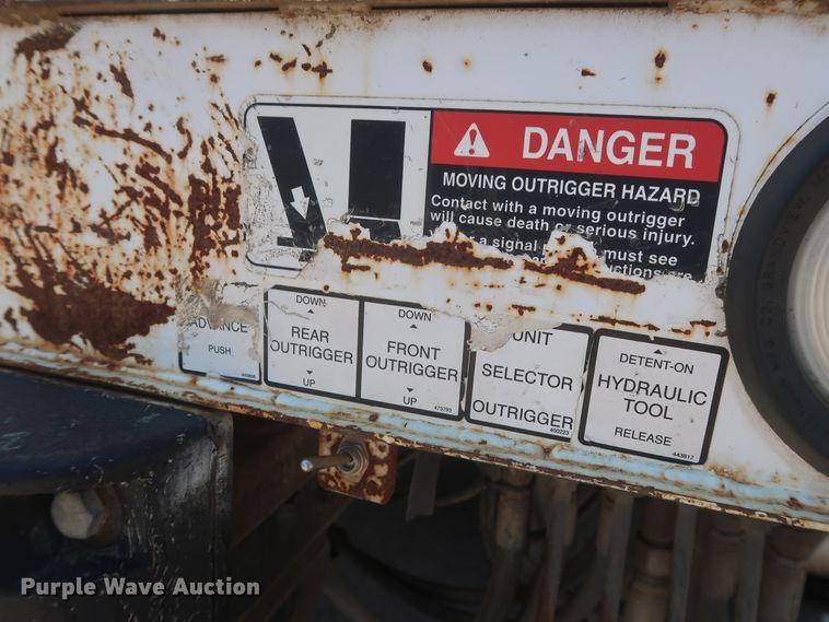 image for item HS9558 2000 International 4900  bucket truck